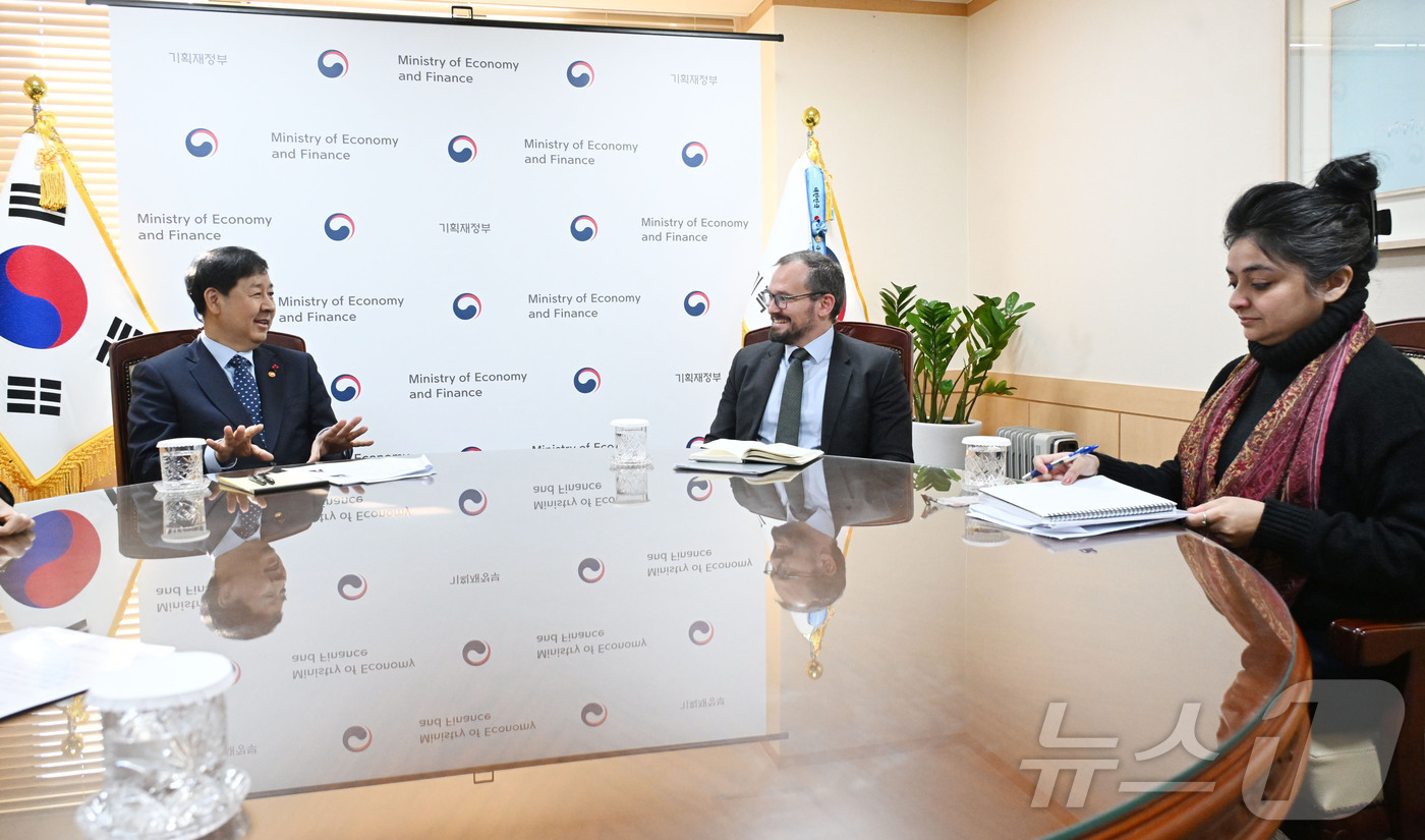 (서울=뉴스1) = 구윤철 부총리 겸 기획재정부 장관이 12월 4일 오후 서울 종로구 정부서울청사에서 제레미 주크 국제신용평가사 피치(Fitch) 아태지역 국가신용등급 담당 이사, …