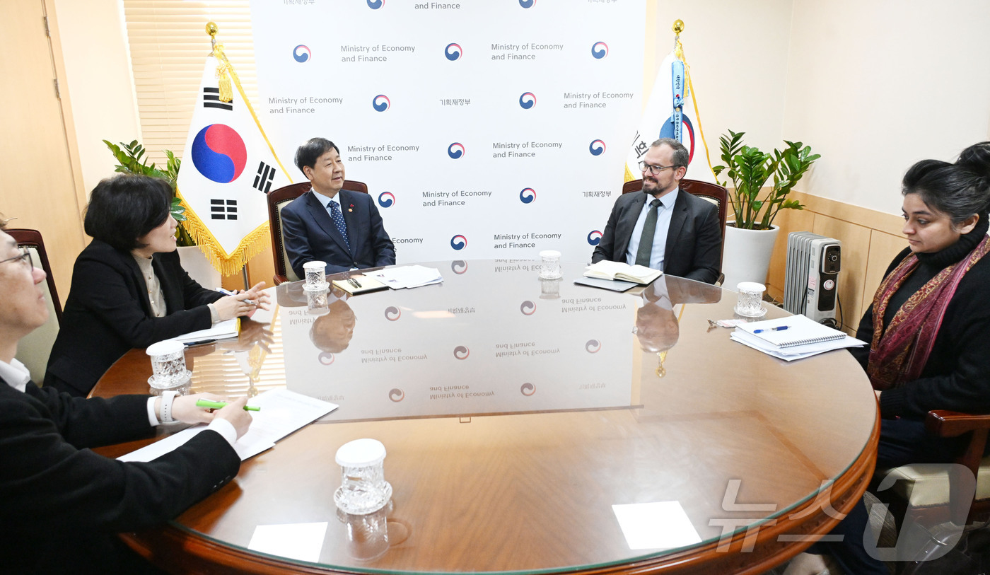 (서울=뉴스1) = 구윤철 부총리 겸 기획재정부 장관이 12월 4일 오후 서울 종로구 정부서울청사에서 제레미 주크 국제신용평가사 피치(Fitch) 아태지역 국가신용등급 담당 이사, …