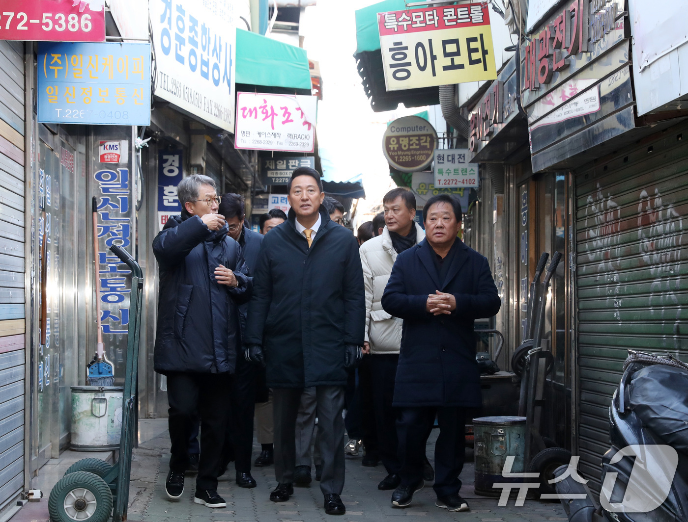 (서울=뉴스1) 구윤성 기자 = 오세훈 서울시장이 4일 오전 서울 종로구 세운지구 일대를 찾아 둘러보고 있다. (공동취재) 2025.12.4/뉴스1