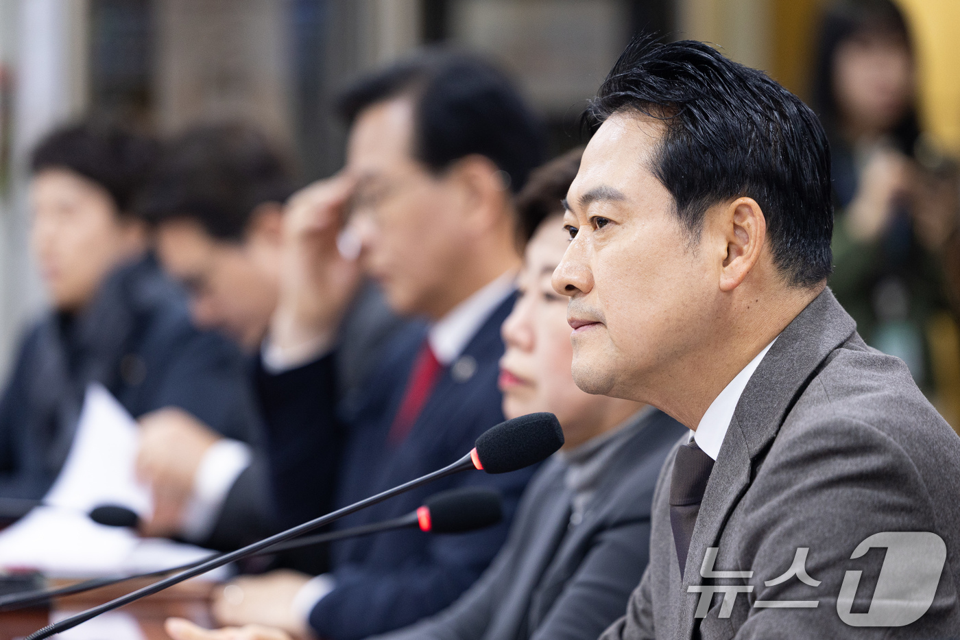 (서울=뉴스1) 유승관 기자 = 장동혁 국민의힘 대표가 4일 서울 여의도 국회 의원회관에서 열린 특별재판부 설치 및 법왜곡죄 신설의 위헌성 긴급세미나에서 인사말을 하고 있다. 20 …