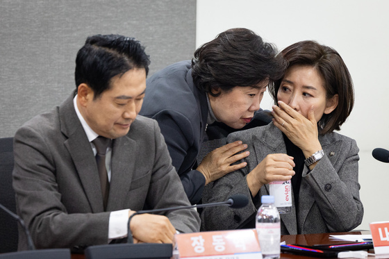 대화 나누는 조배숙·나경원 의원