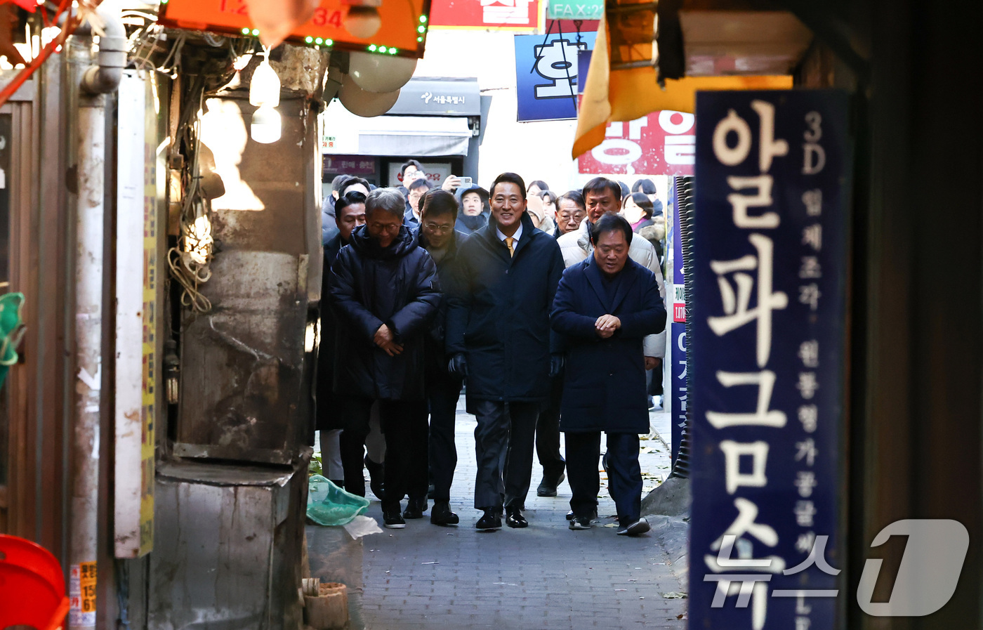 (서울=뉴스1) 구윤성 기자 = 오세훈 서울시장이 4일 오전 서울 종로구 세운지구 일대를 찾아 둘러보고 있다. (공동취재) 2025.12.4/뉴스1