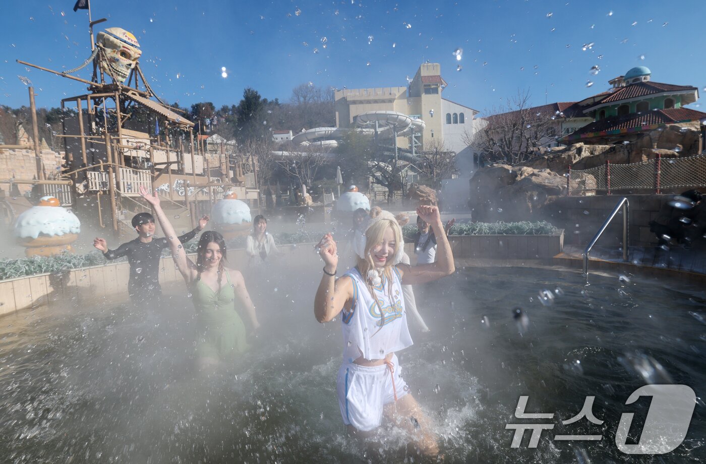 본문 이미지 - 4일 경기 용인시 처인구 캐리비안 베이에서 모델들이 에버랜드 인기 동물인 카피바라 캐릭터로 꾸며진 편백나무&#40;히노끼&#41; 노천탕, 핀란드식 원통 사우나 등 북유럽 감성의 &#39;윈터 스파 캐비&#39;를 즐기고 있다.  2025.12.4/뉴스1 ⓒ News1 김영운 기자