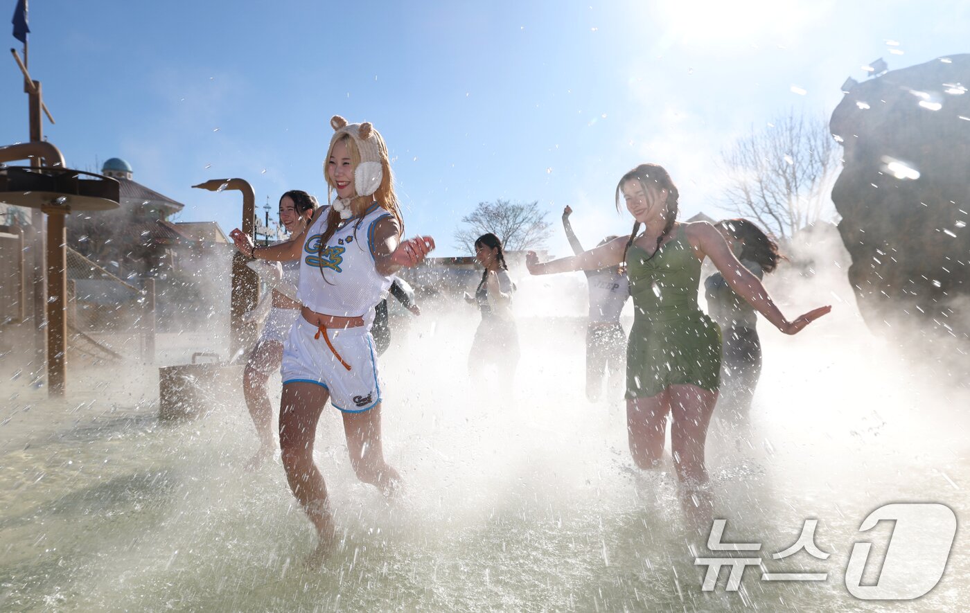 본문 이미지 - 4일 경기 용인시 처인구 캐리비안 베이에서 모델들이 에버랜드 인기 동물인 카피바라 캐릭터로 꾸며진 편백나무&#40;히노끼&#41; 노천탕, 핀란드식 원통 사우나 등 북유럽 감성의 &#39;윈터 스파 캐비&#39;를 즐기고 있다.  2025.12.4/뉴스1 ⓒ News1 김영운 기자