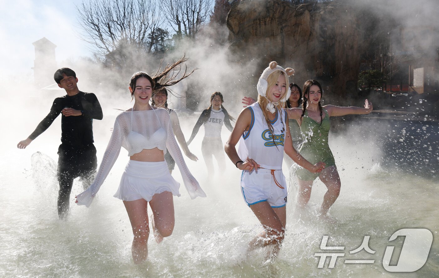 본문 이미지 - 4일 경기 용인시 처인구 캐리비안 베이에서 모델들이 에버랜드 인기 동물인 카피바라 캐릭터로 꾸며진 편백나무&#40;히노끼&#41; 노천탕, 핀란드식 원통 사우나 등 북유럽 감성의 &#39;윈터 스파 캐비&#39;를 즐기고 있다.  2025.12.4/뉴스1 ⓒ News1 김영운 기자