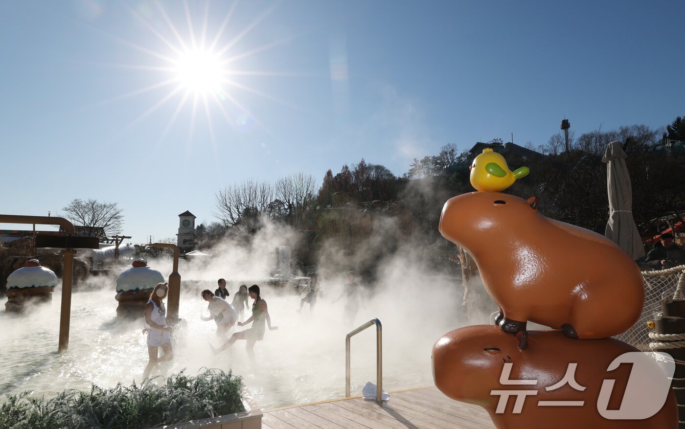 본문 이미지 - 4일 경기 용인시 처인구 캐리비안 베이에서 모델들이 에버랜드 인기 동물인 카피바라 캐릭터로 꾸며진 편백나무&#40;히노끼&#41; 노천탕, 핀란드식 원통 사우나 등 북유럽 감성의 &#39;윈터 스파 캐비&#39;를 즐기고 있다. 2025.12.4/뉴스1 ⓒ News1 김영운 기자
