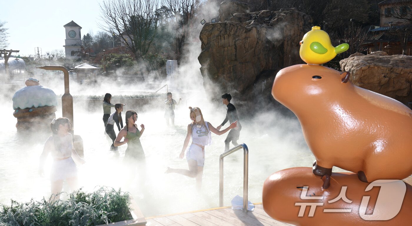 본문 이미지 - 4일 경기 용인시 처인구 캐리비안 베이에서 모델들이 에버랜드 인기 동물인 카피바라 캐릭터로 꾸며진 편백나무&#40;히노끼&#41; 노천탕, 핀란드식 원통 사우나 등 북유럽 감성의 &#39;윈터 스파 캐비&#39;를 즐기고 있다.  2025.12.4/뉴스1 ⓒ News1 김영운 기자