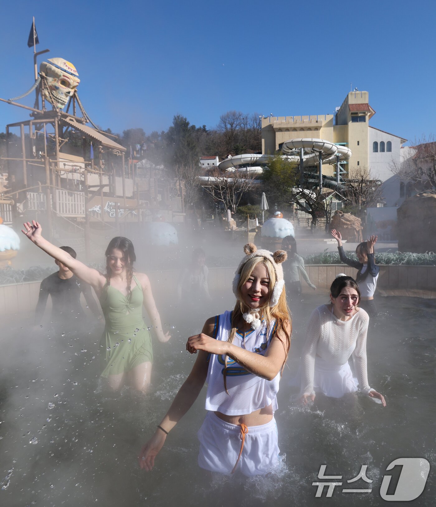 본문 이미지 - 4일 경기 용인시 처인구 캐리비안 베이에서 모델들이 에버랜드 인기 동물인 카피바라 캐릭터로 꾸며진 편백나무&#40;히노끼&#41; 노천탕, 핀란드식 원통 사우나 등 북유럽 감성의 &#39;윈터 스파 캐비&#39;를 즐기고 있다.  2025.12.4/뉴스1 ⓒ News1 김영운 기자