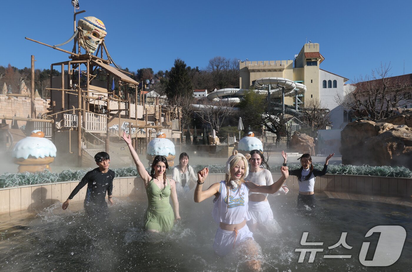 본문 이미지 - 4일 경기 용인시 처인구 캐리비안 베이에서 모델들이 에버랜드 인기 동물인 카피바라 캐릭터로 꾸며진 편백나무&#40;히노끼&#41; 노천탕, 핀란드식 원통 사우나 등 북유럽 감성의 &#39;윈터 스파 캐비&#39;를 즐기고 있다.  2025.12.4/뉴스1 ⓒ News1 김영운 기자