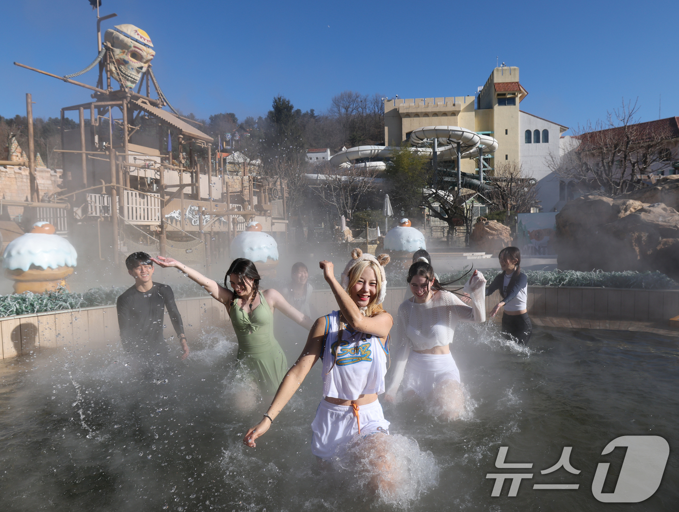 (용인=뉴스1) 김영운 기자 = 4일 경기 용인시 처인구 캐리비안 베이에서 모델들이 에버랜드 인기 동물인 카피바라 캐릭터로 꾸며진 편백나무(히노끼) 노천탕, 핀란드식 원통 사우나 …