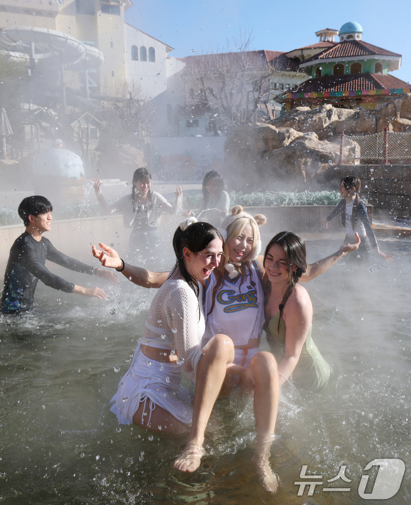 (용인=뉴스1) 김영운 기자 = 4일 경기 용인시 처인구 캐리비안 베이에서 모델들이 에버랜드 인기 동물인 카피바라 캐릭터로 꾸며진 편백나무(히노끼) 노천탕, 핀란드식 원통 사우나 …