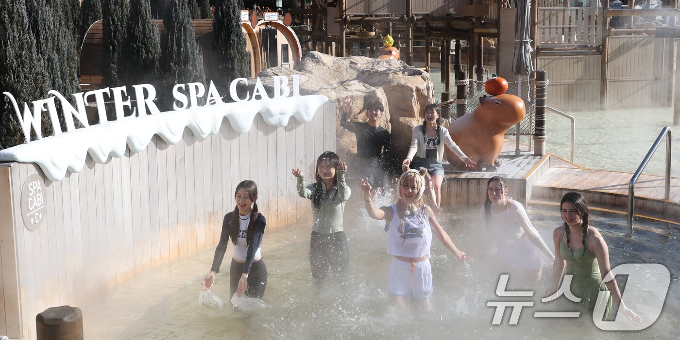 본문 이미지 - 4일 경기 용인시 처인구 캐리비안 베이에서 모델들이 에버랜드 인기 동물인 카피바라 캐릭터로 꾸며진 편백나무&#40;히노끼&#41; 노천탕, 핀란드식 원통 사우나 등 북유럽 감성의 &#39;윈터 스파 캐비&#39;를 즐기고 있다.  2025.12.4/뉴스1 ⓒ News1 김영운 기자