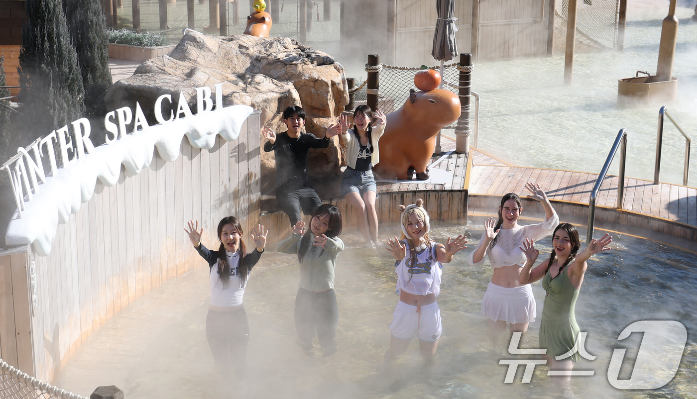 (용인=뉴스1) 김영운 기자 = 4일 경기 용인시 처인구 캐리비안 베이에서 모델들이 에버랜드 인기 동물인 카피바라 캐릭터로 꾸며진 편백나무(히노끼) 노천탕, 핀란드식 원통 사우나 …