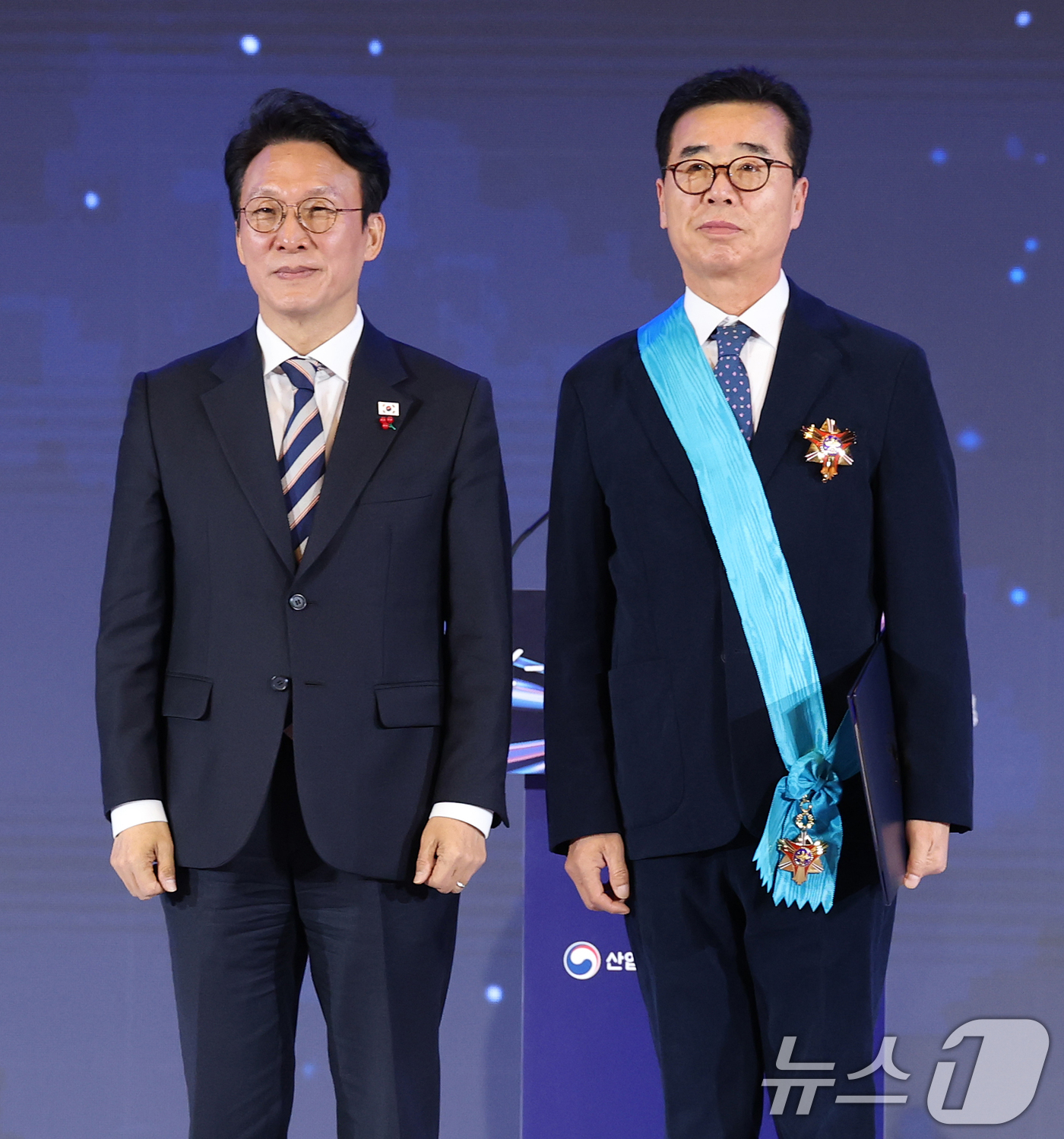 (서울=뉴스1) 오대일 기자 = 김민석 국무총리가 4일 오전 서울 강남구 코엑스에서 열린 제62회 무역의 날 기념식에서 원일전선 이찬재 대표에게 금탑산업훈장을 수여한 후 기념촬영을 …