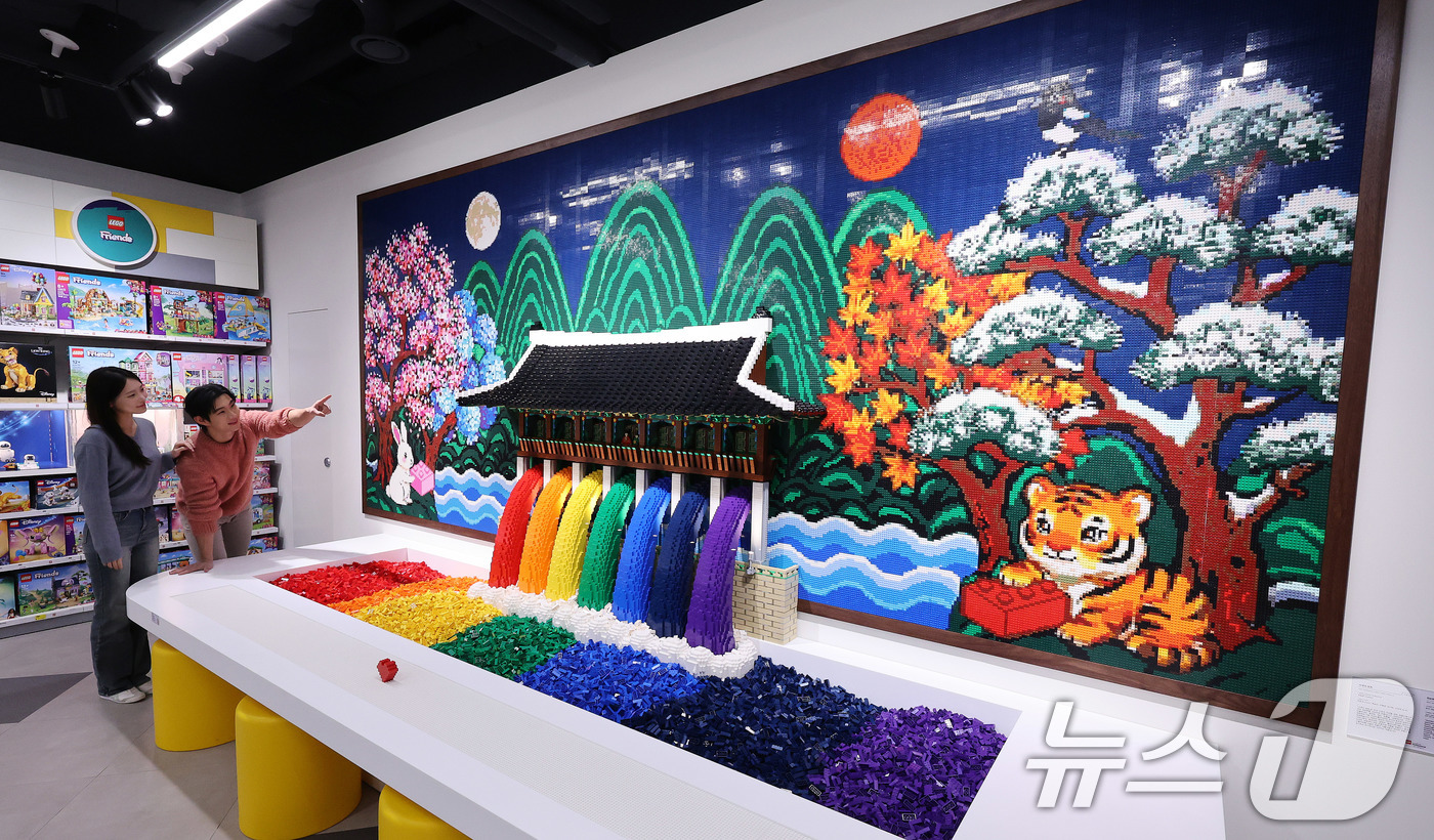 (서울=뉴스1) 박지혜 기자 = 4일 서울 용산구 아이파크몰 용산점 리빙파크 6층에서 열린 공식 레고스토어 용산점 프리 오픈 행사에서 모델들이 레고체험존을 둘러보고 있다.국내 최대 …