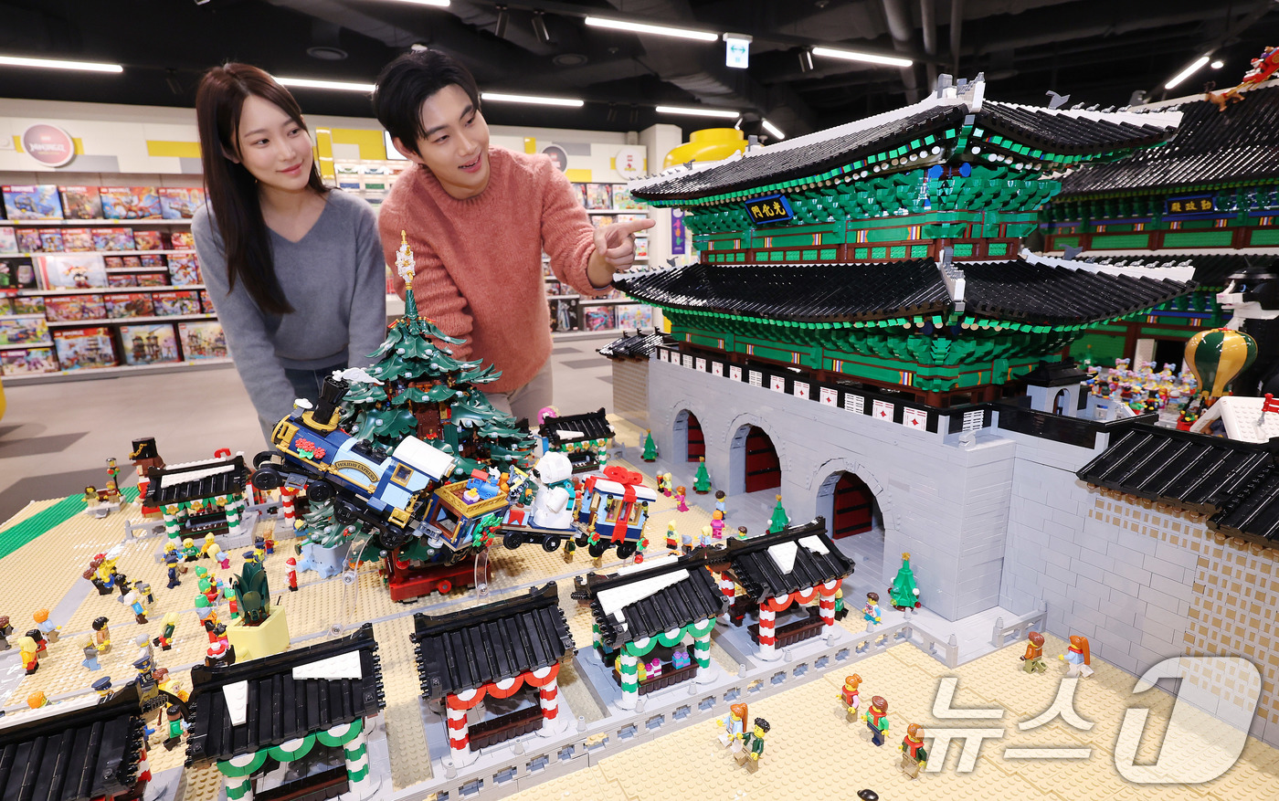 (서울=뉴스1) 박지혜 기자 = 4일 서울 용산구 아이파크몰 용산점 리빙파크 6층에서 열린 공식 레고스토어 용산점 프리 오픈 행사에서 모델들이 광화문과 근정전을 구현한 레고 작품을 …