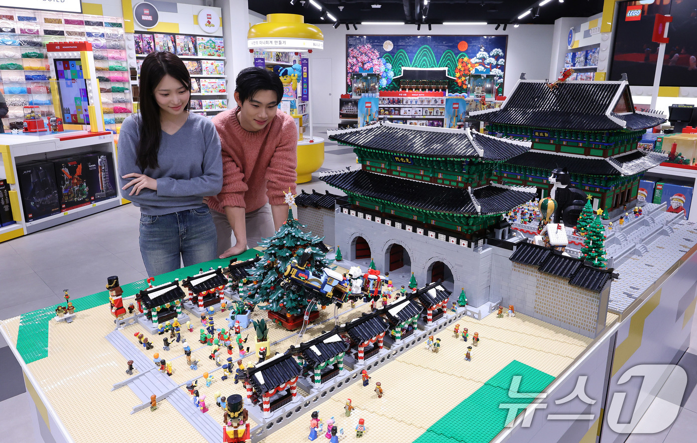 (서울=뉴스1) 박지혜 기자 = 4일 서울 용산구 아이파크몰 용산점 리빙파크 6층에서 열린 공식 레고스토어 용산점 프리 오픈 행사에서 모델들이 광화문과 근정전을 구현한 레고 작품을 …