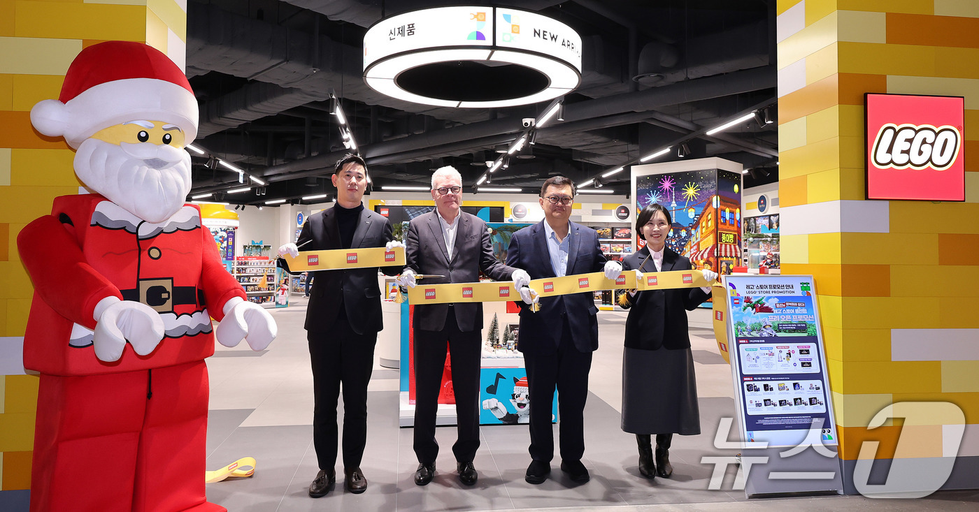 (서울=뉴스1) 박지혜 기자 = 4일 서울 용산구 아이파크몰 용산점 리빙파크 6층에서 열린 공식 레고스토어 용산점 프리 오픈 행사에서 정희영 레고코리아 대표, 김대수 HDC아이파크 …