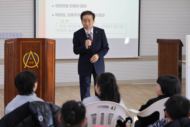 "공항 만들어 주세요"…학생들 질문에 진땀흘린 단양군수