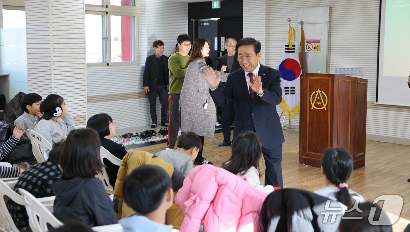 본문 이미지 - 김문근 단양군수가 가곡초학생들과 만나 유쾌한 시간을 보냈다.&#40;단양군 제공. 재판매 및 DB금지&#41;./뉴스1   