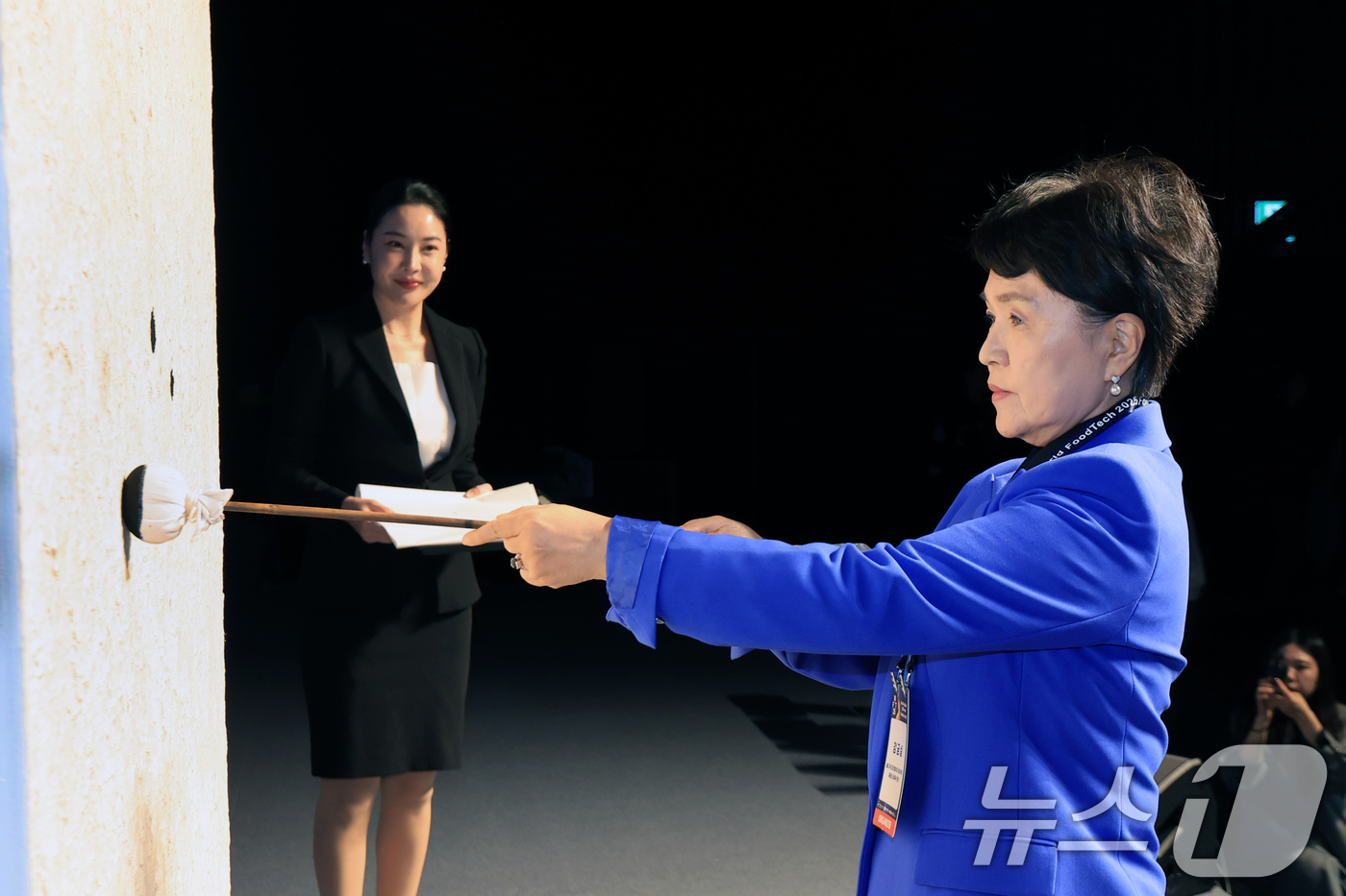 (서울=뉴스1) 이호윤 기자 = 강금실 전 법무부 장관이 4일 서울 서초구 JW메리어트호텔에서 열린 월드푸드테크 2025 포럼 개막식에서 퍼포먼스를 하고 있다. 2025.12.4/ …