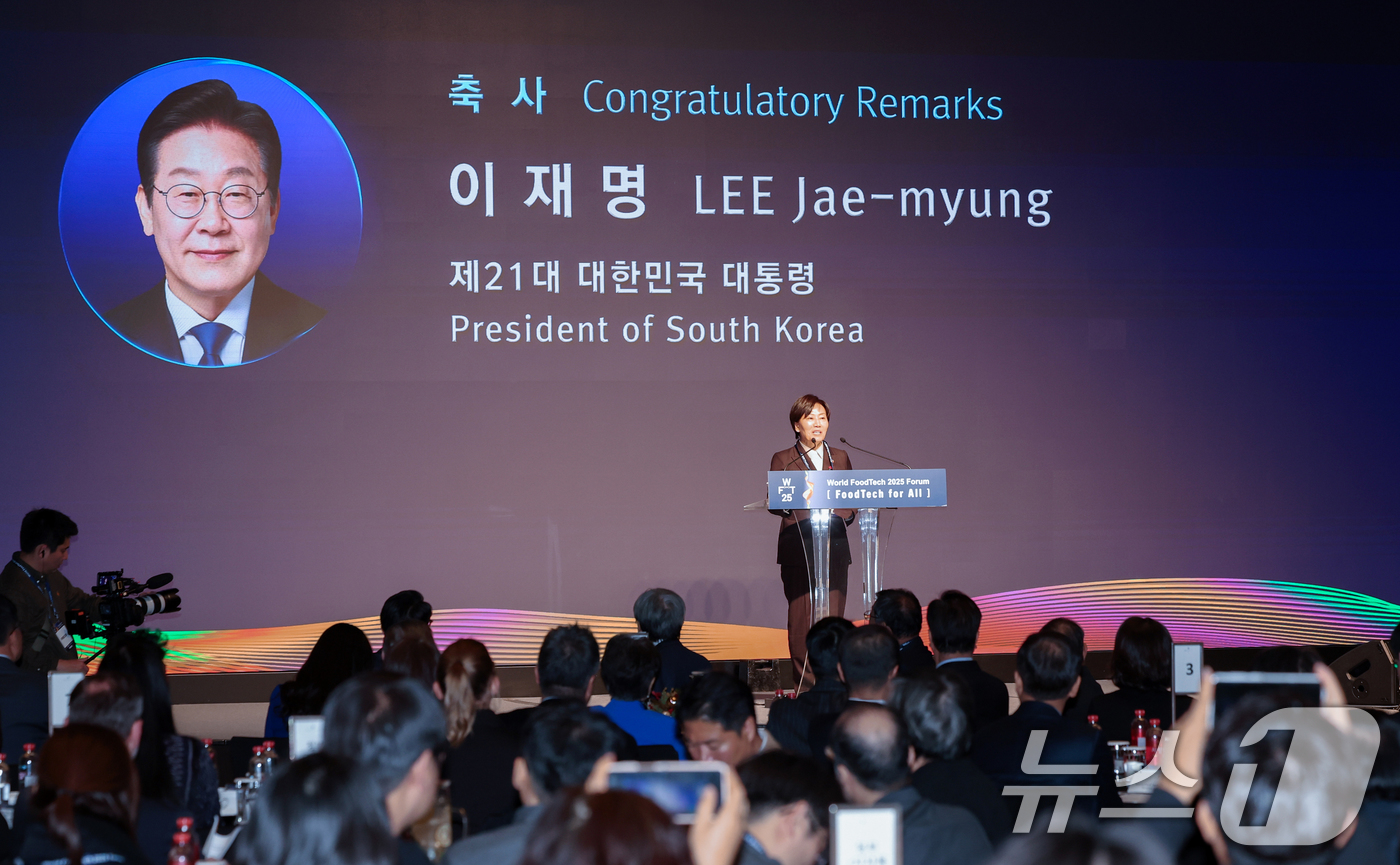 (서울=뉴스1) 이호윤 기자 = 송미령 농림축산식품부 장관이 4일 서울 서초구 JW메리어트호텔에서 열린 월드푸드테크 2025 포럼 개막식에서 이재명 대통령의 축사를 대독하고 있다. …