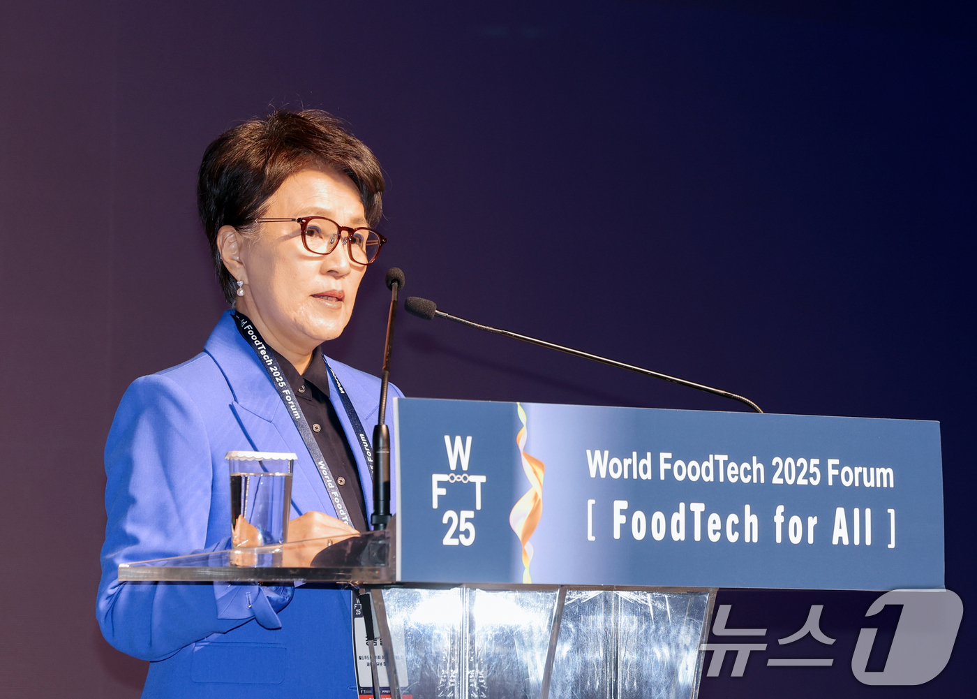 (서울=뉴스1) 이호윤 기자 = 강금실 전 법무부 장관이 4일 서울 서초구 JW메리어트호텔에서 열린 월드푸드테크 2025 포럼 개막식에서 개회사를 하고 있다. 2025.12.4/뉴 …