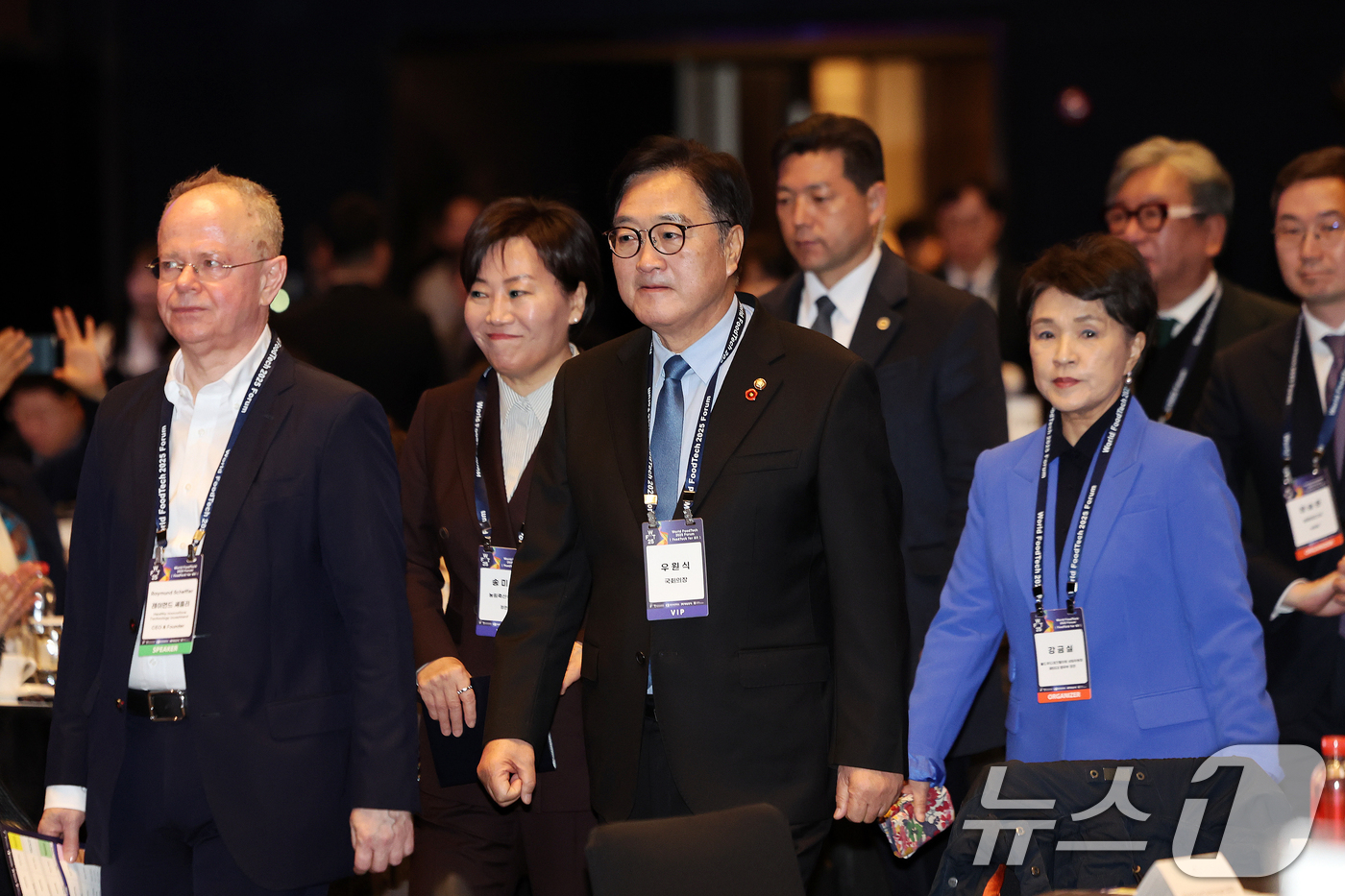 (서울=뉴스1) 이호윤 기자 = 우원식 국회의장, 송미령 농림축산식품부 장관, 강금실 전 법무부 장관등 내빈들이 4일 서울 서초구 JW메리어트호텔에서 열린 월드푸드테크 2025 포 …