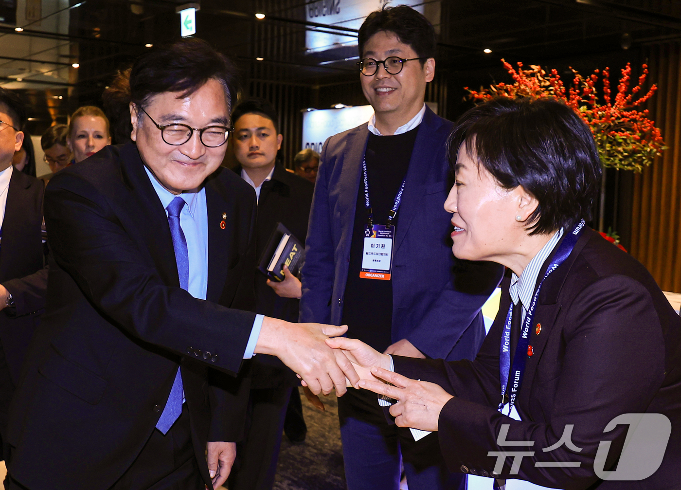 (서울=뉴스1) 이호윤 기자 = 우원식 국회의장과 송미령 농림축산식품부 장관이 4일 서울 서초구 JW메리어트호텔에서 열린 월드푸드테크 2025 포럼 개막식에서 악수하며 인사를 나누 …