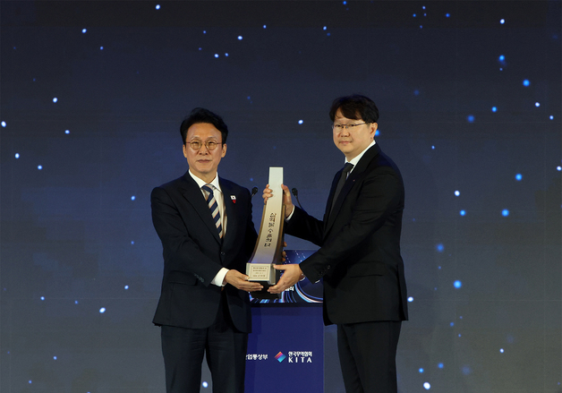 한미반도체, 3억불 수출의 탑 수상…HBM용 TC본더 기술력 입증