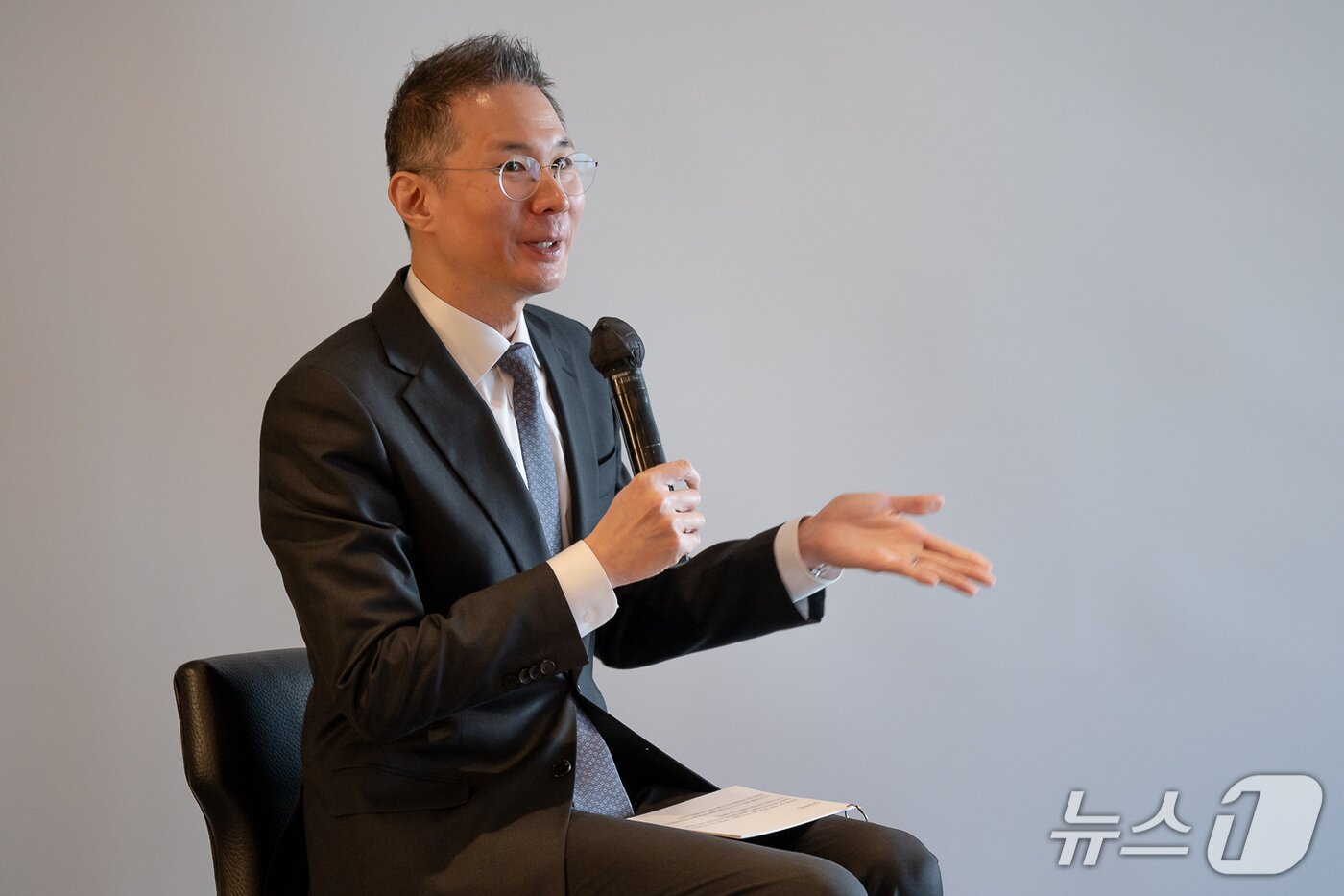 본문 이미지 - 김경훈 오픈AI코리아 총괄 대표가 서울 중구 웨스틴조선호텔에서 열린 기자 간담회에서 질의에 답변하고 있다. 2025.12.4 뉴스1 ⓒ News1&#40;오픈AI코리아 제공&#41;