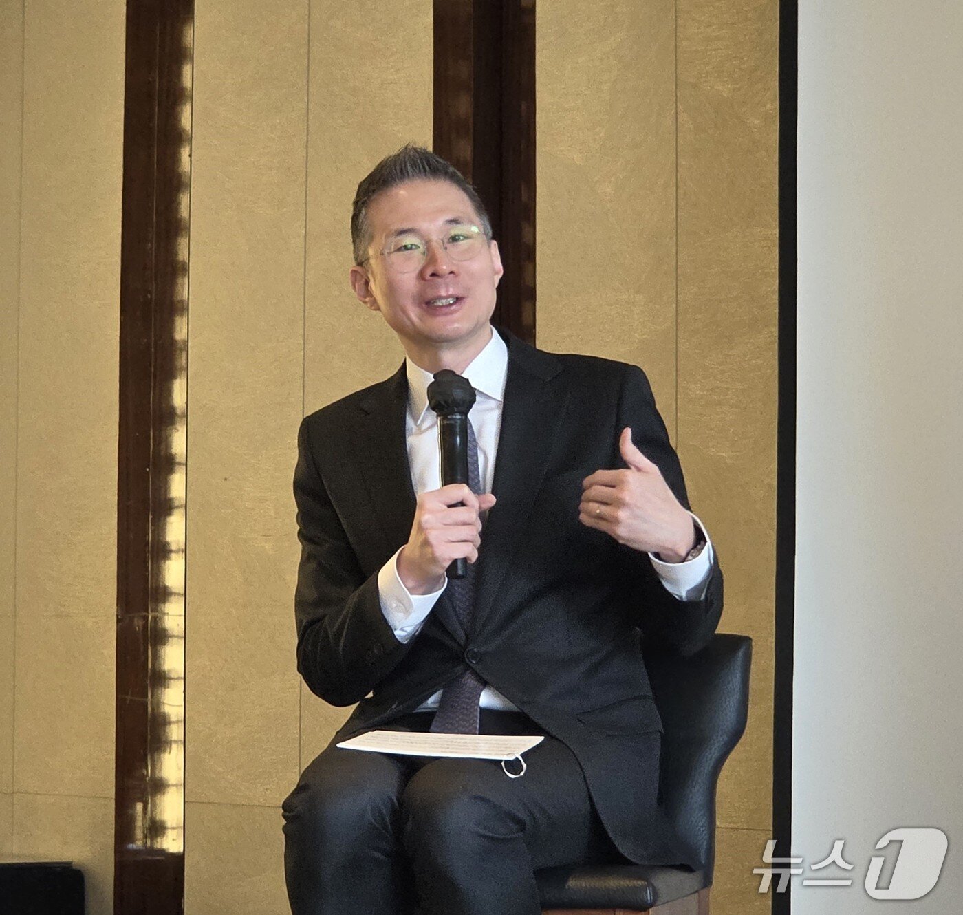 본문 이미지 - 김경훈 오픈AI코리아 총괄 대표가 서울 중구 웨스틴조선호텔에서 열린 기자 간담회에서 질의에 답변하고 있다. 2025.12.4 뉴스1 ⓒ News1 김민석 기자