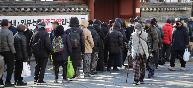 추운 날씨에 완전무장 기다림