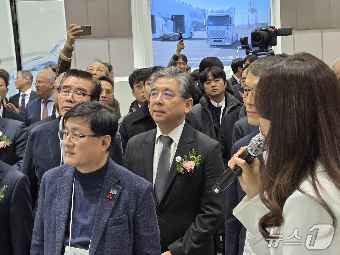 본문 이미지 - 4일 경기 고양 킨텍스 제2전시장에서 개막한 &#39;월드 하이드로젠 엑스포&#40;WHE&#41; 2025&#39;에서 현대자동차그룹이 7개 계열사와 공동 부스를 꾸린 가운데 장재훈 현대차그룹 부회장&#40;둘째줄 왼쪽 두번째&#41;이 김성환 기후에너지환경부 장관&#40;첫째줄&#41;과 함께 부스 내부를 둘러보고 있다. 2025.12.04/뉴스1 김성식 기