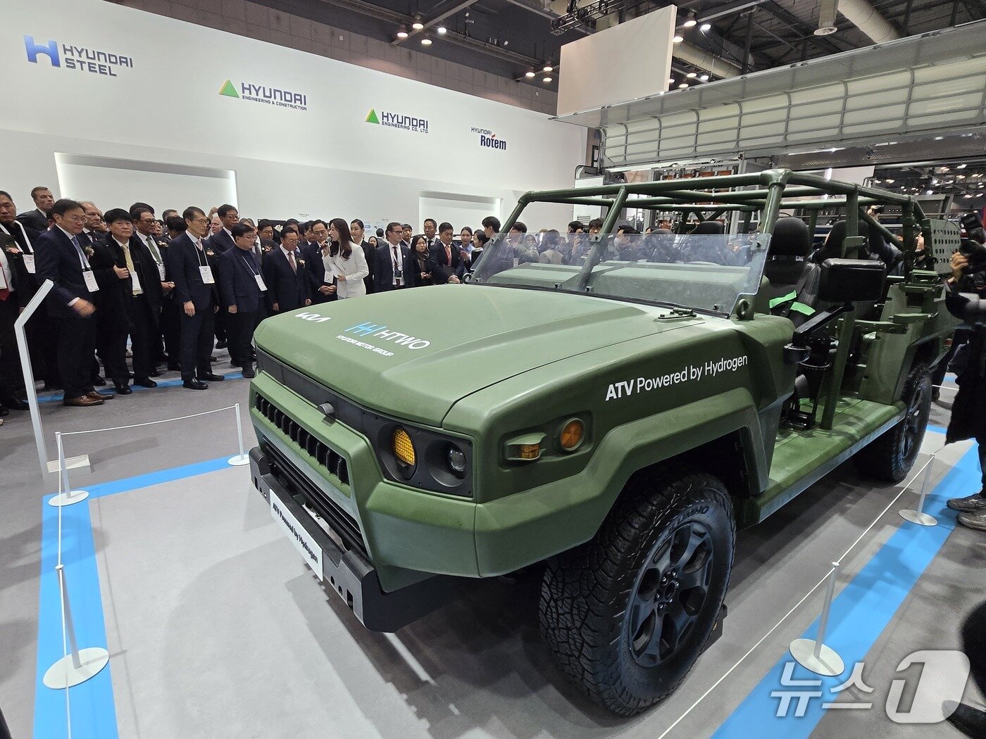 본문 이미지 - 4일 경기 고양 킨텍스 제2전시장에서 개막한 &#39;월드 하이드로젠 엑스포&#40;WHE&#41; 2025&#39;에서 현대자동차그룹 공동부스 안에 기아의 &#39;수소 경전술차량&#40;ATV&#41;&#39;이 전시된 모습. 2025.12.04/뉴스1 김성식 기자