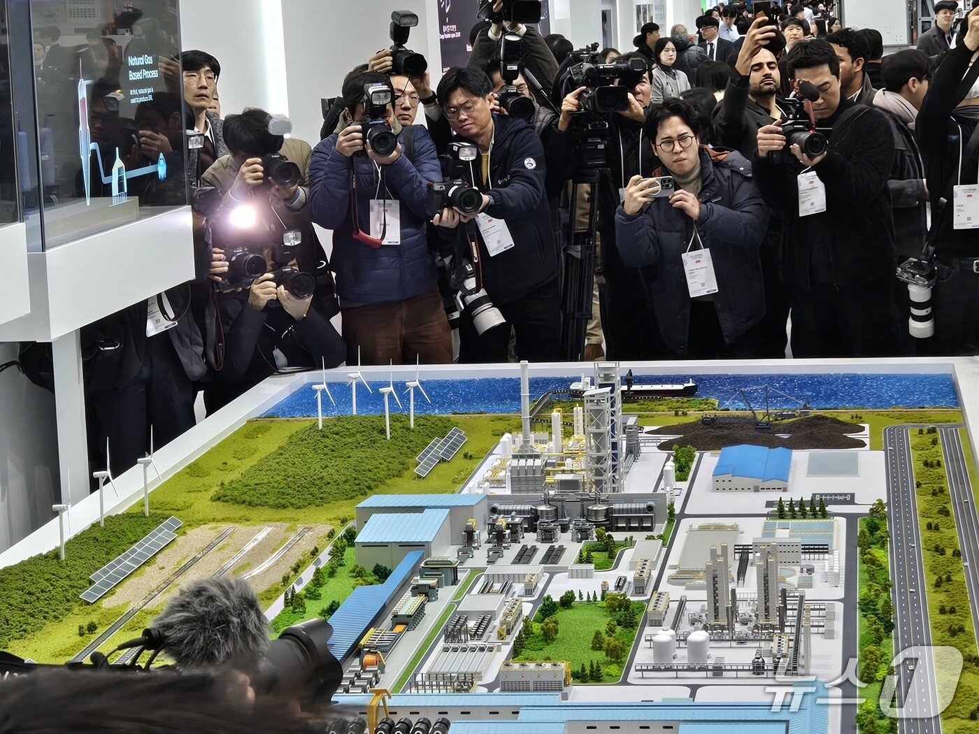 본문 이미지 - 4일 경기 고양 킨텍스 제2전시장에서 개막한 &#39;월드 하이드로젠 엑스포&#40;WHE&#41; 2025&#39;에서 현대자동차그룹 공동부스 안에 현대제철이 미국 루이지애나주에 2029년 가동을 목표로 건설하는 전기로 제철소의 디오라마 모습. 2025.12.04/뉴스1 김성식 기자
