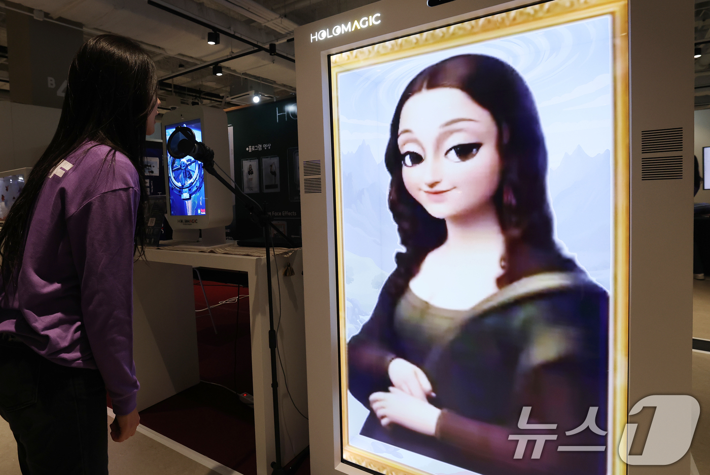 (서울=뉴스1) 오대일 기자 = 4일 서울 강남구 코엑스에서 열린 'AI 콘텐츠 페스티벌 2025'에서 관계자가 AI 모나리자와 대화하고 있다.문화체육관광부와 콘텐츠진흥원이 한국 …