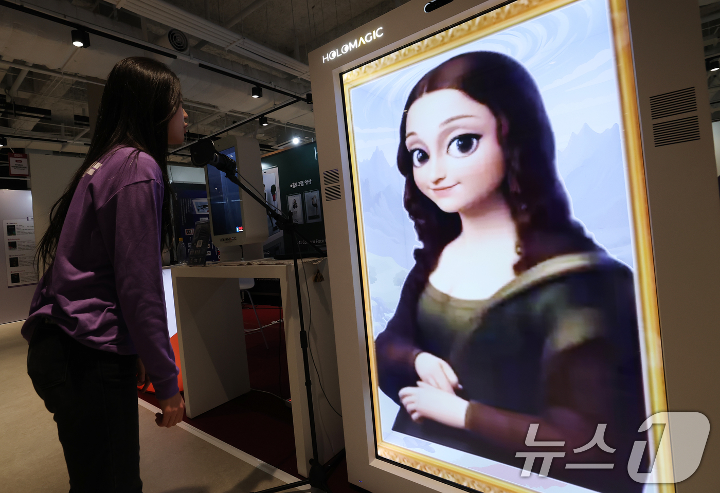 (서울=뉴스1) 오대일 기자 = 4일 서울 강남구 코엑스에서 열린 'AI 콘텐츠 페스티벌 2025'에서 관계자가 AI 모나리자와 대화하고 있다.문화체육관광부와 콘텐츠진흥원이 한국 …