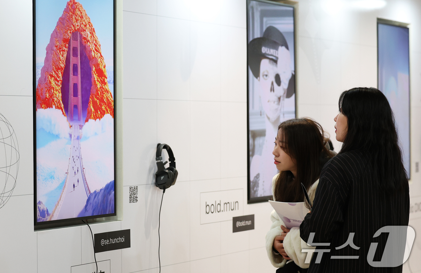 (서울=뉴스1) 오대일 기자 = 4일 서울 강남구 코엑스에서 열린 'AI 콘텐츠 페스티벌 2025'에서 방문객들이 다양한 인공지능(AI) 콘텐츠를 체험하고 있다.문화체육관광부와 콘 …