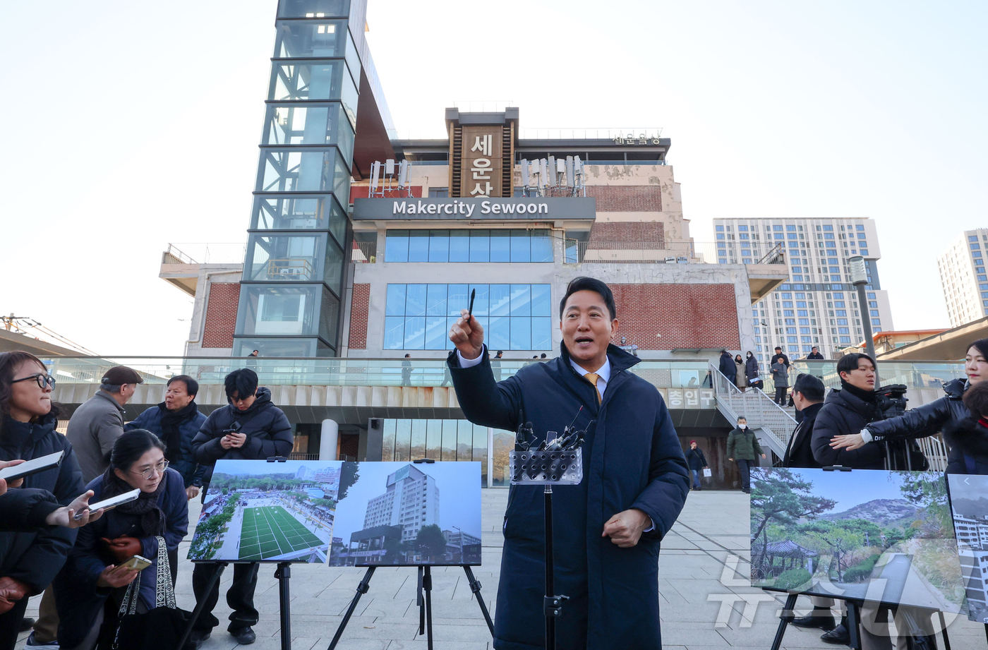 (서울=뉴스1) 구윤성 기자 = 오세훈 서울시장이 4일 오전 서울 종로구 세운상가에서 세운지구 재개발 관련 백브리핑을 하고 있다. (공동취재) 2025.12.4/뉴스1