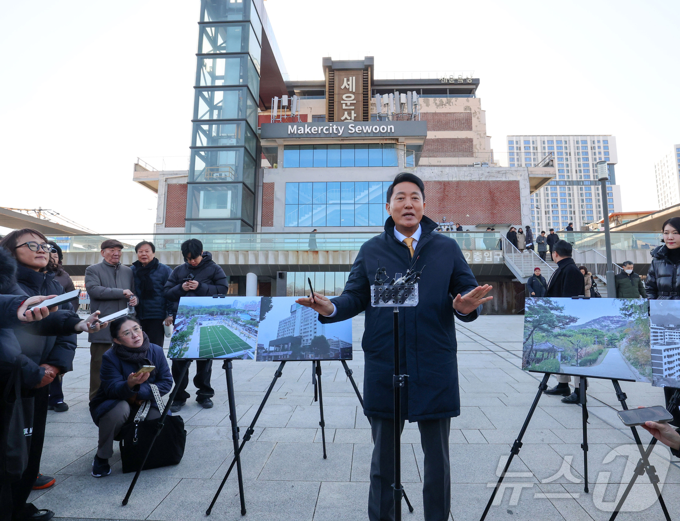 (서울=뉴스1) 구윤성 기자 = 오세훈 서울시장이 4일 오전 서울 종로구 세운상가에서 세운지구 재개발 관련 백브리핑을 하고 있다. (공동취재) 2025.12.4/뉴스1