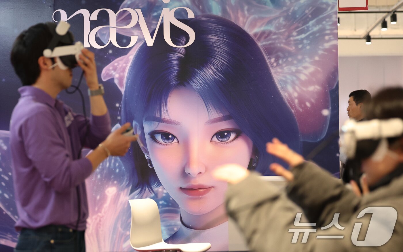 본문 이미지 - 서울 강남구 코엑스에서 4일 열린 'AI 콘텐츠 페스티벌 2025' SM엔터테인먼트 부스에서 방문객들이 VR 콘서트를 체험하고 있다. /뉴스1 ⓒ News1 오대일 기자