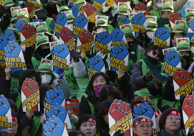 급식·돌봄 노동자-교육당국 교섭 재개…신학기 파업 향방은