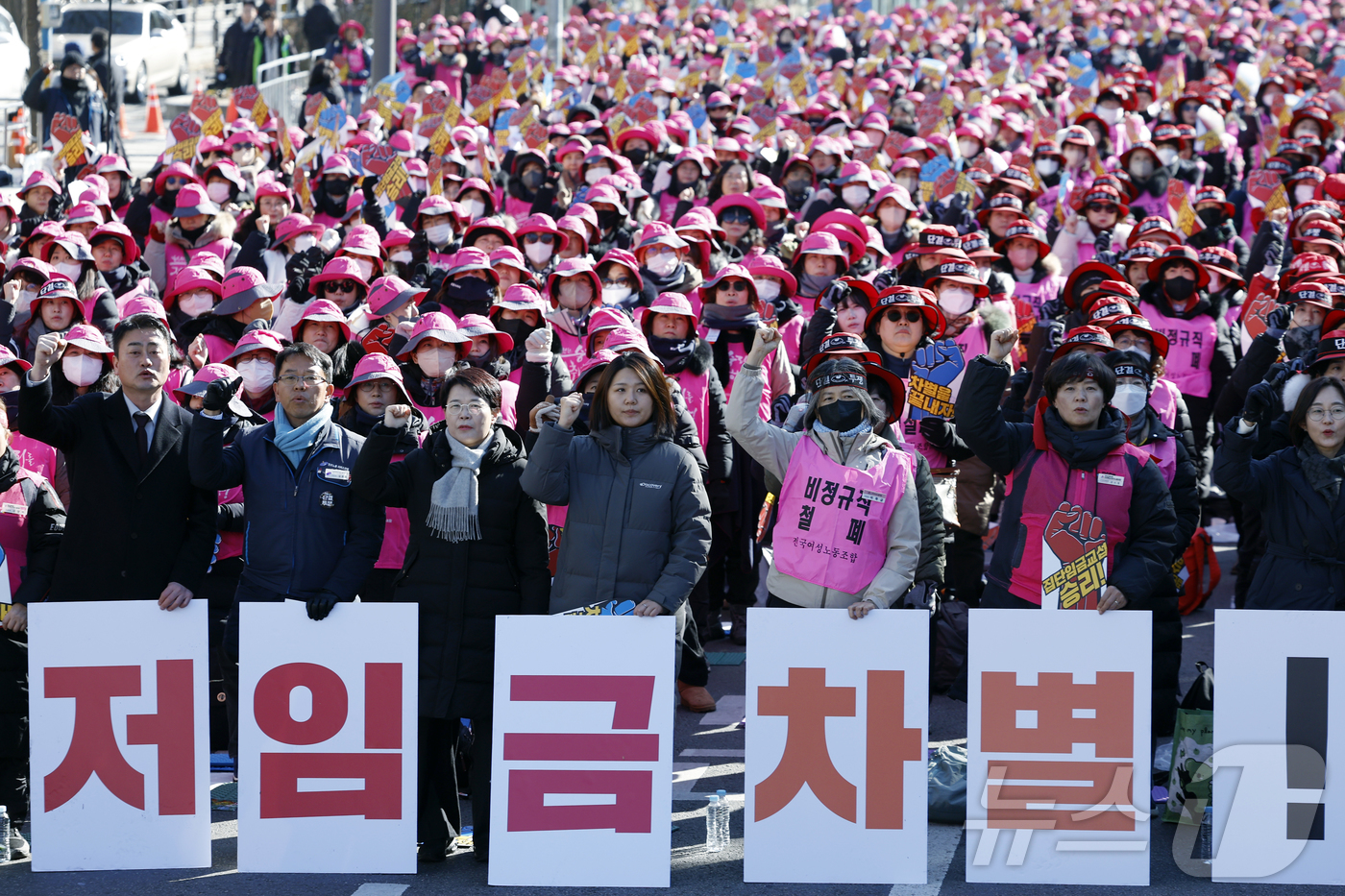 (서울=뉴스1) 박정호 기자 = 전국교육공무직본부, 전국여성노동조합, 전국학교비정규직노동조합으로 구성된 전국학교비정규직연대회의 조합원 등이 4일 오후 서울 여의도 국회의사당 인근에 …