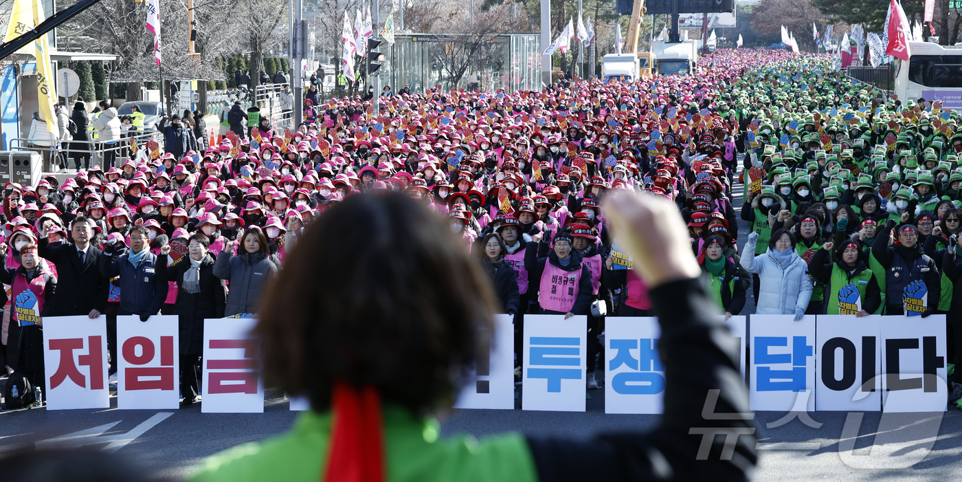 (서울=뉴스1) 박정호 기자 = 전국교육공무직본부, 전국여성노동조합, 전국학교비정규직노동조합으로 구성된 전국학교비정규직연대회의 조합원 등이 4일 오후 서울 여의도 국회의사당 인근에 …
