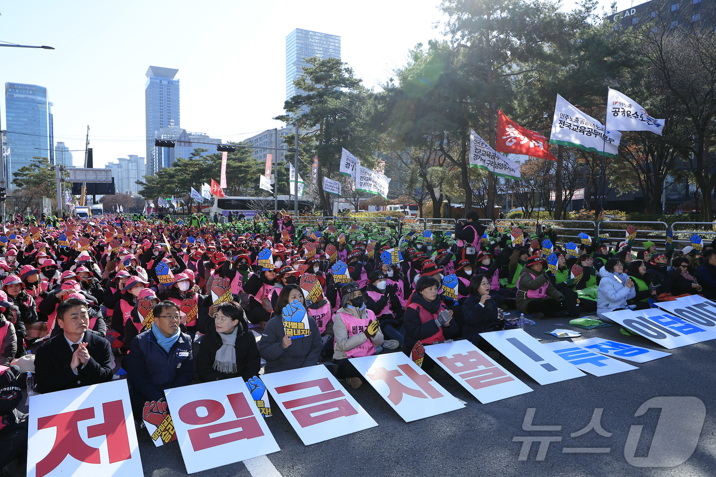 (서울=뉴스1) 박정호 기자 = 전국교육공무직본부, 전국여성노동조합, 전국학교비정규직노동조합으로 구성된 전국학교비정규직연대회의 조합원 등이 4일 오후 서울 여의도 국회의사당 인근에 …