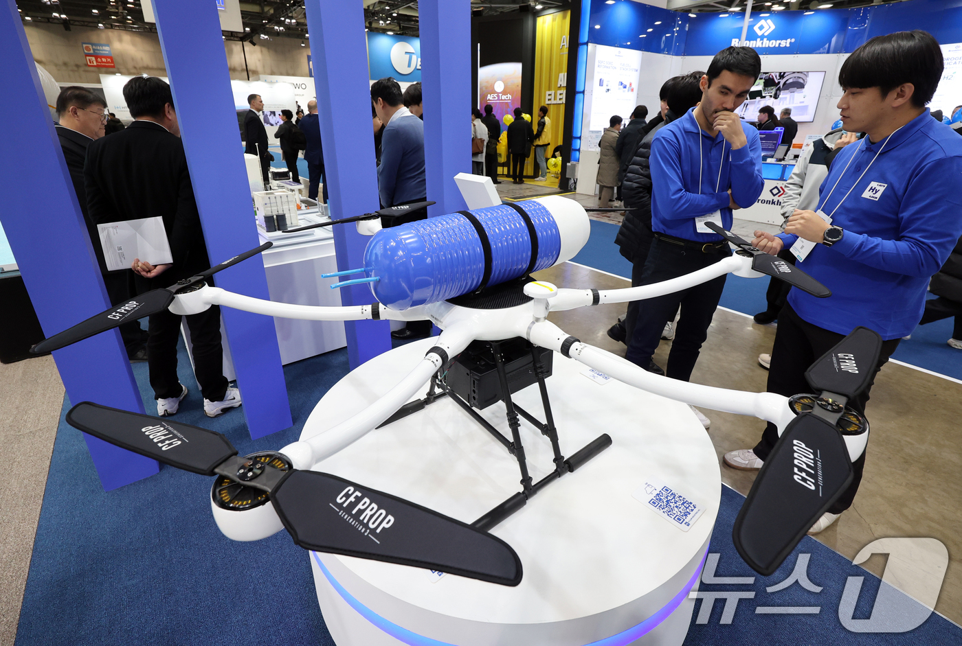 (고양=뉴스1) 황기선 기자 = 4일 경기도 고양시 일산서구 킨텍스(KINTEX)에서 열린 '세계 수소엑스포 2025(월드 하이드로젠 엑스포)'에서 관람객들이 부스를 둘러보고 있다 …