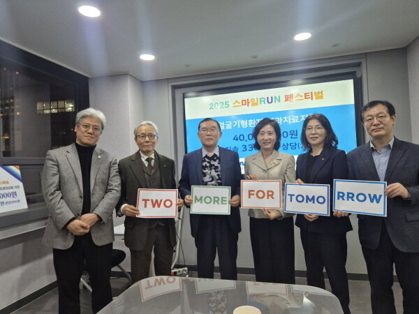 본문 이미지 - 좌측부터 임지준 대한치매구강건강협회장, 김우선 더 스마일치과 센터장, 이수구 스마일재단 이사장, 장소희 대한여성치과의사회 회장, 조은영 대한치과의사협회 문화복지이사, 이윤복 대한치과의사협회 사업국장 / 사진=스마일재단 제공