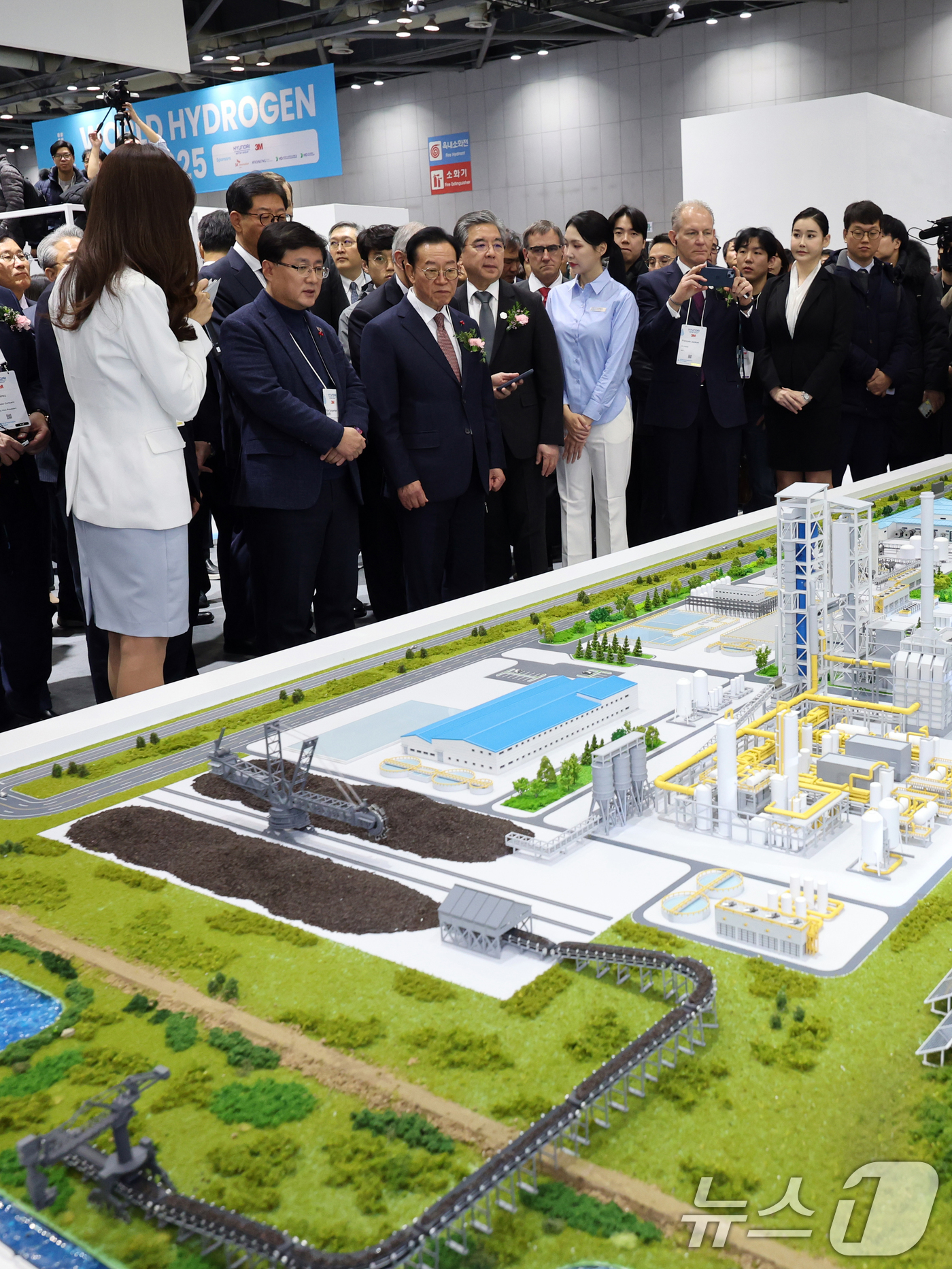 (고양=뉴스1) 황기선 기자 = 김성환 기후에너지환경부 장관과 장재훈 현대자동차그룹 부회장이 4일 경기도 고양시 일산서구 킨텍스(KINTEX)에서 열린 '세계 수소 엑스포 2025 …