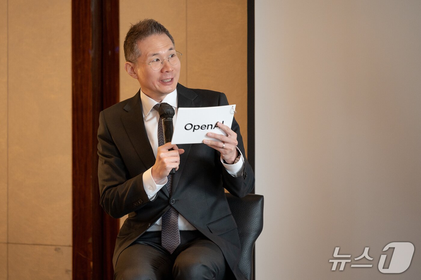 본문 이미지 - 김경훈 오픈AI코리아 총괄 대표가 서울 중구 웨스틴조선호텔에서 열린 기자 간담회에서 대담을 진행하고 있다. 2025.12.4 뉴스1 ⓒ News1&#40;오픈AI코리아 제공&#41;
